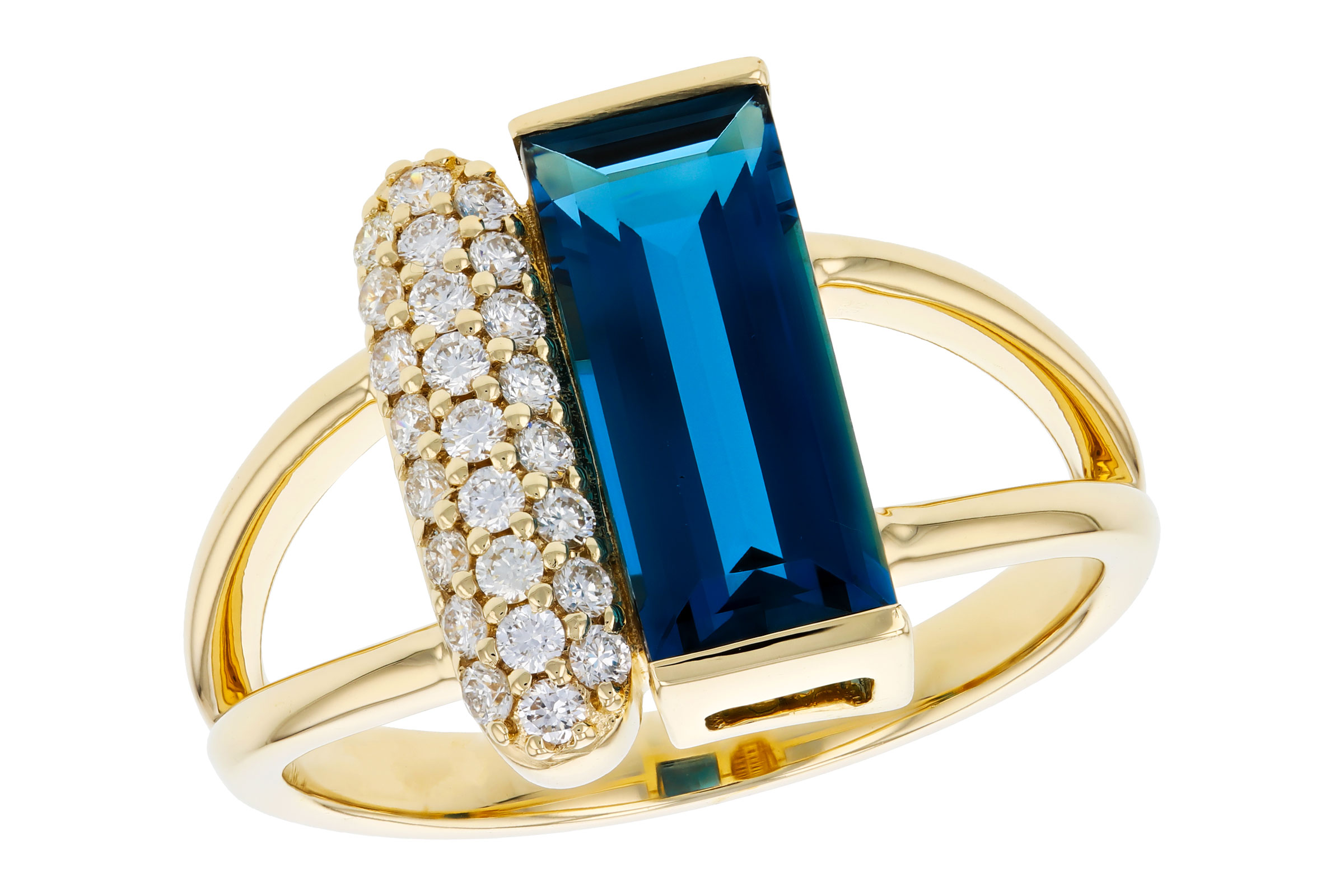 F321-47570: LDS RG 2.67 LONDON BLUE TOPAZ 2.92 TGW (12x5MM BT)